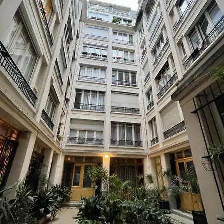 Au Pieds De Montmartre - Metro L2, L4, L12 *